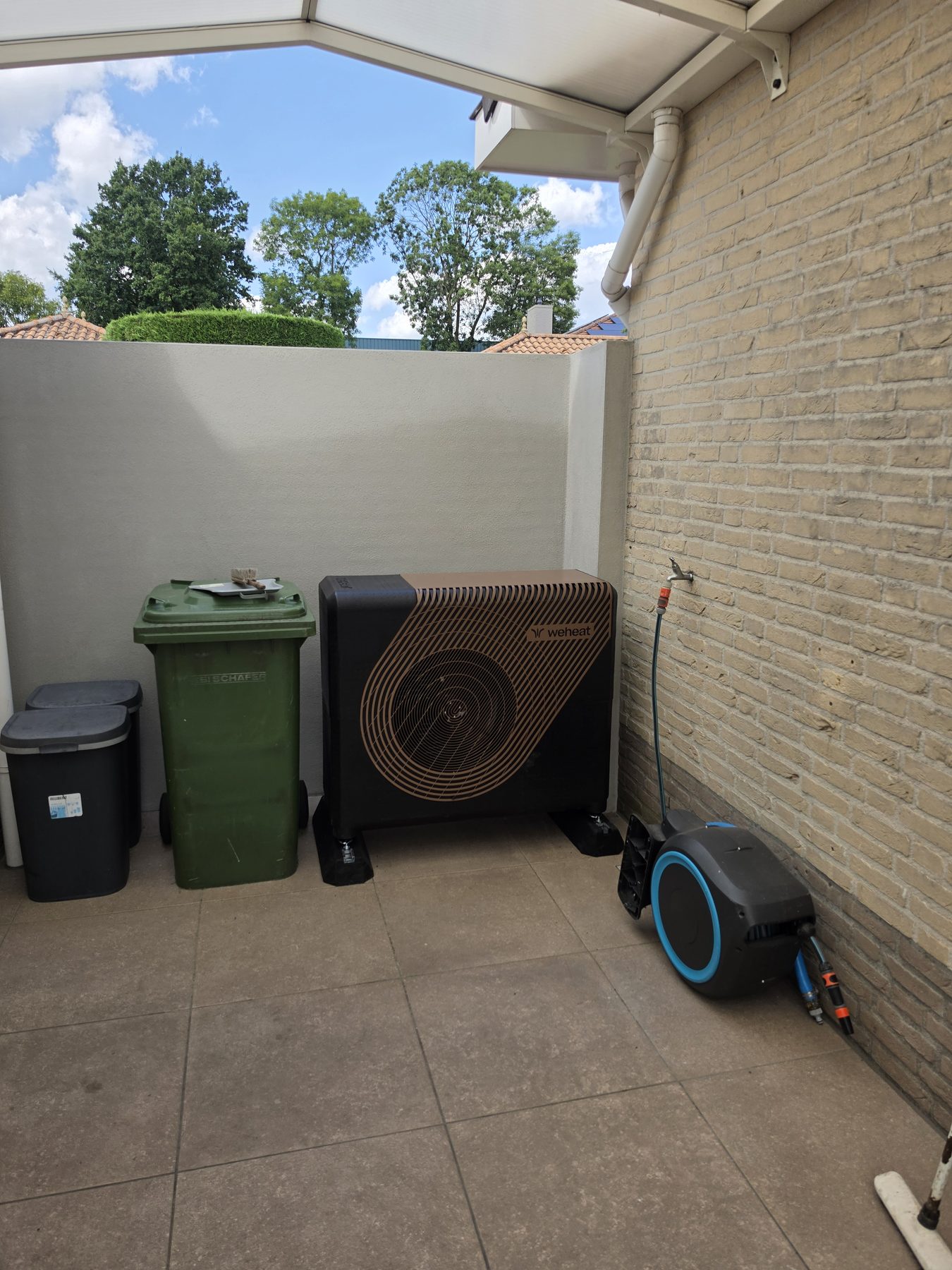 Warmtepomp buitenunit op terras